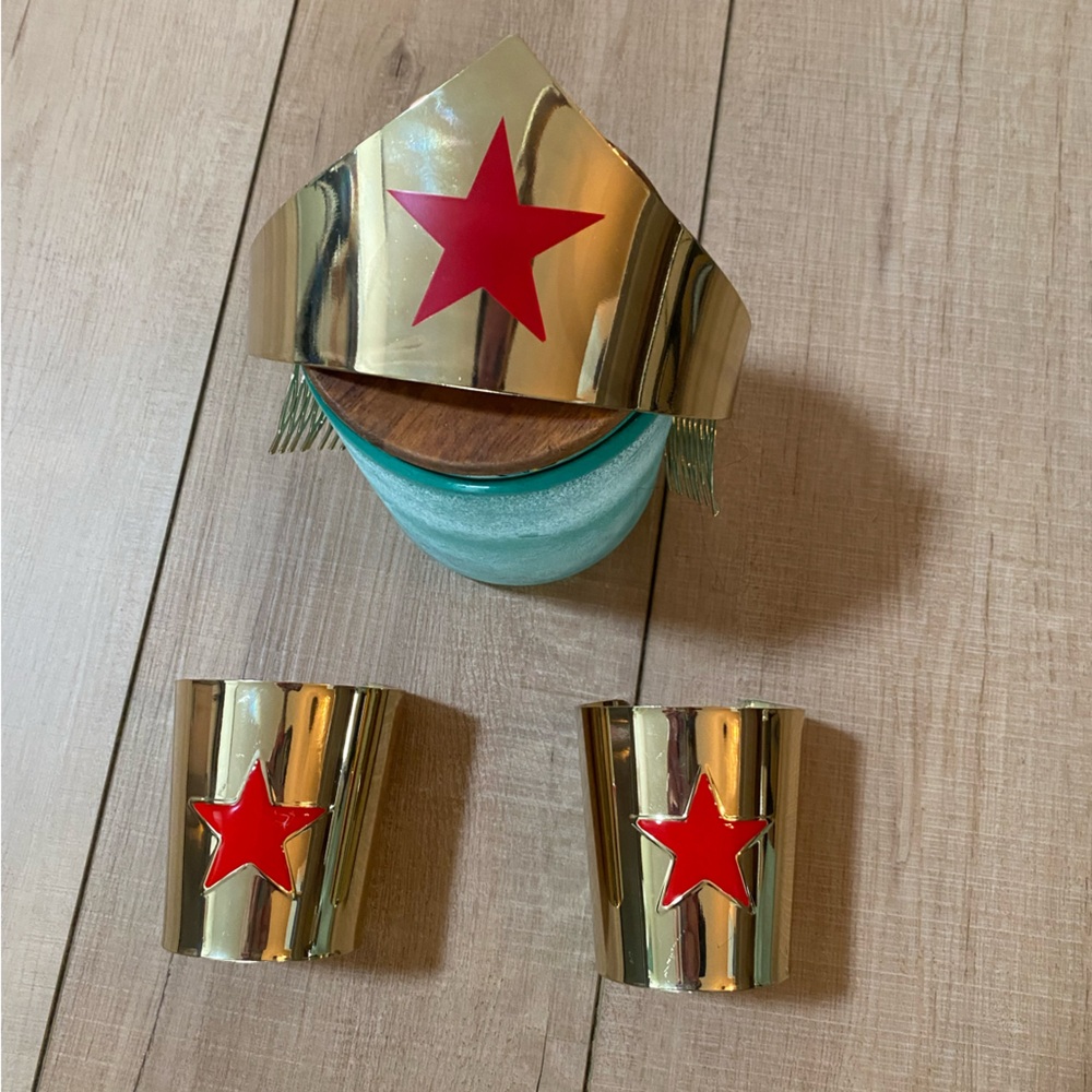 DC Comics Gold and Red Wonder Woman Accessories - Picture 7 of 9